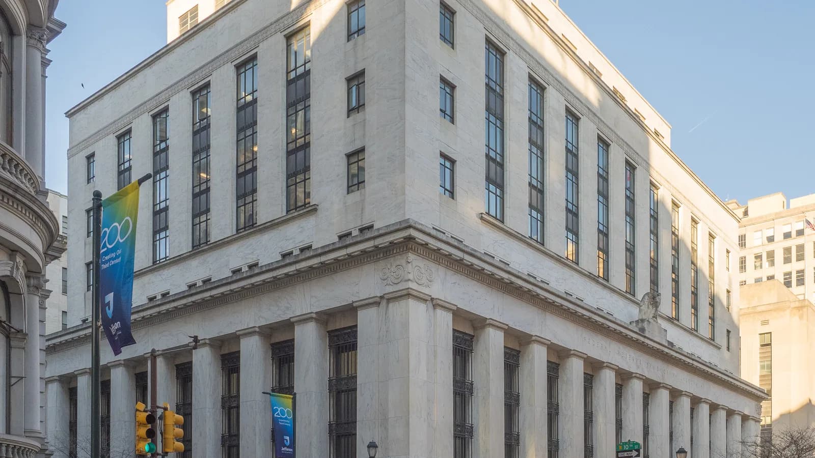 Fachada histórica do prédio do Federal Reserve Bank of Philadelphia, em estilo neoclássico, com colunas de pedra