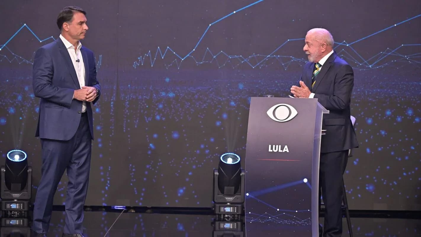 Flávio Bolsonaro e Lula frente a frente durante o primeiro debate do 2º turno das eleições, na TV Band