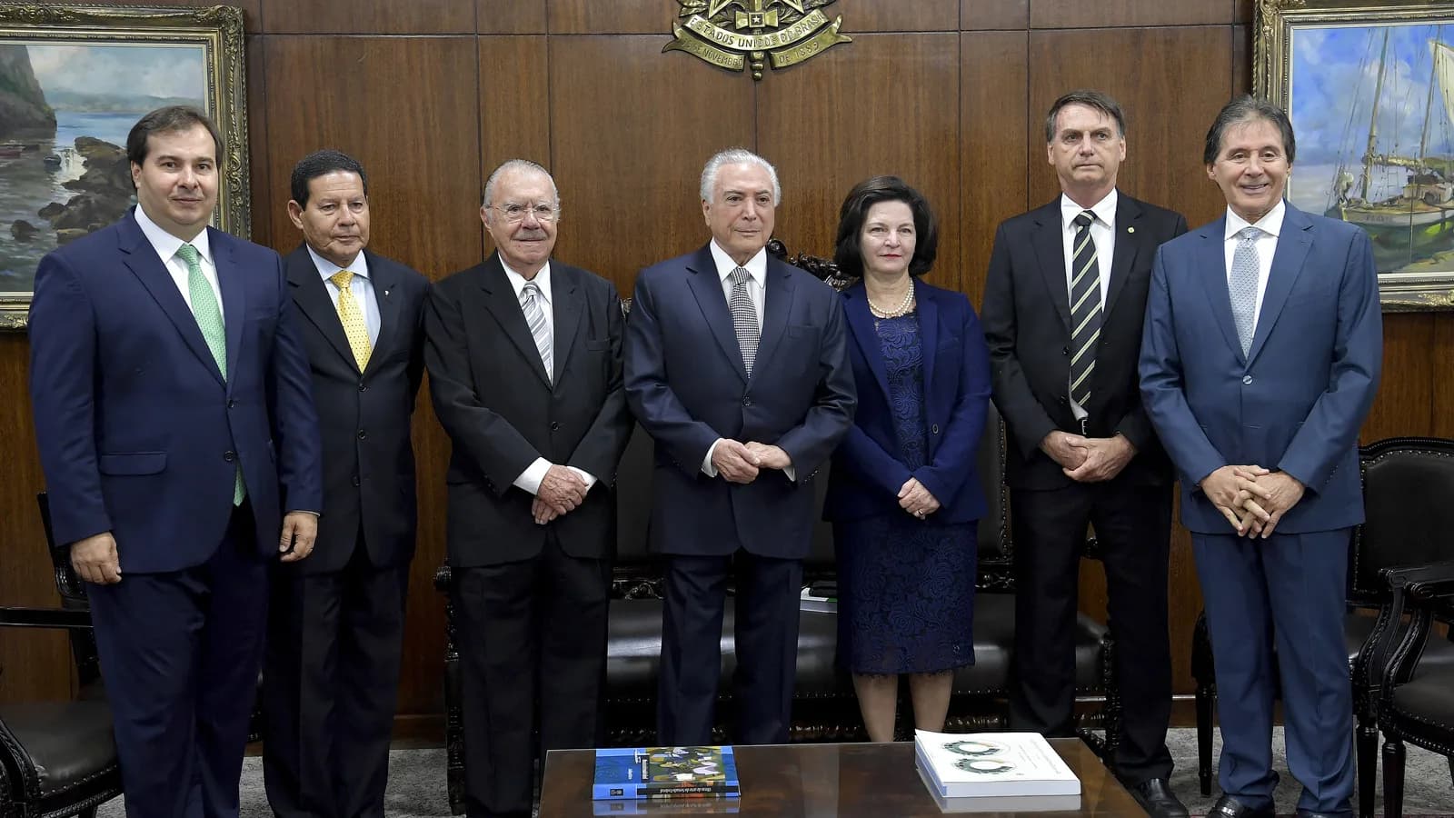 Michel Temer ao lado de outras autoridades em cerimônia oficial