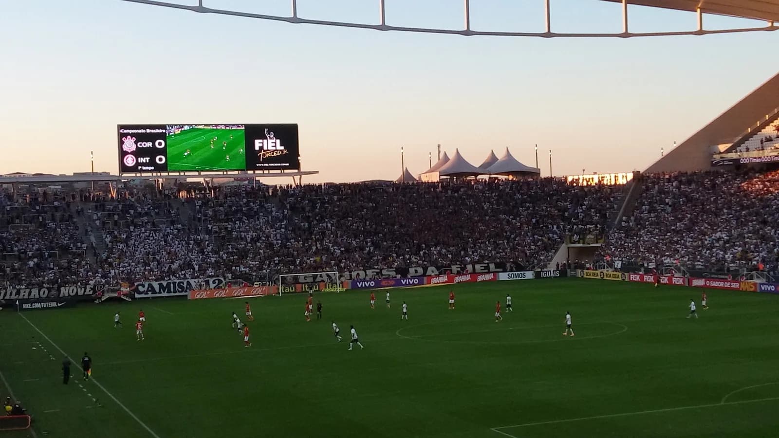 Arquibancada e campo durante jogo entre Corinthians e Internacional