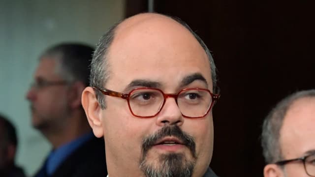 Mateus Simões, então vice-governador de Minas Gerais, em coletiva de imprensa