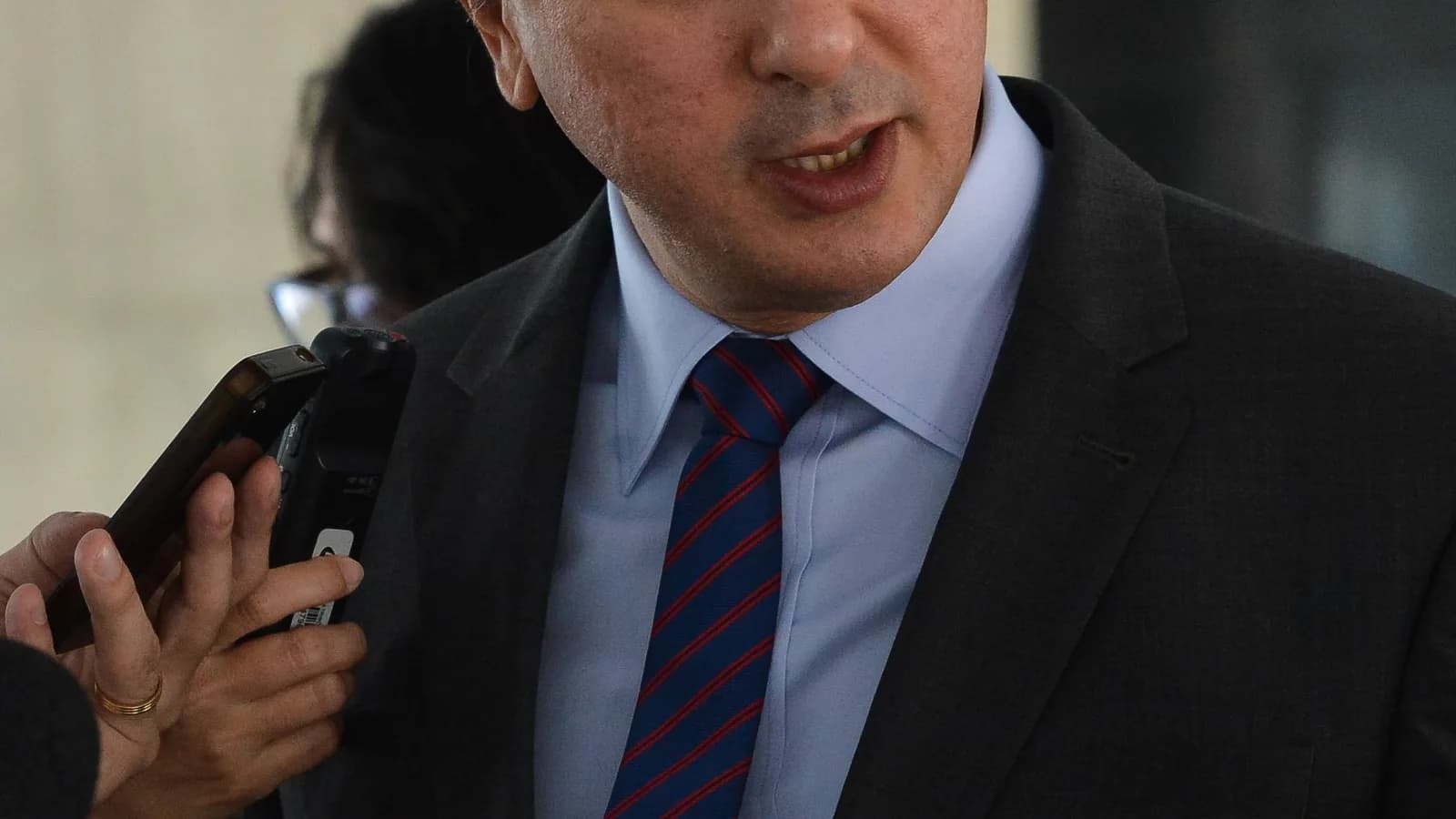 Camilo Santana, porta-voz da campanha de Lula, fala ao microfone