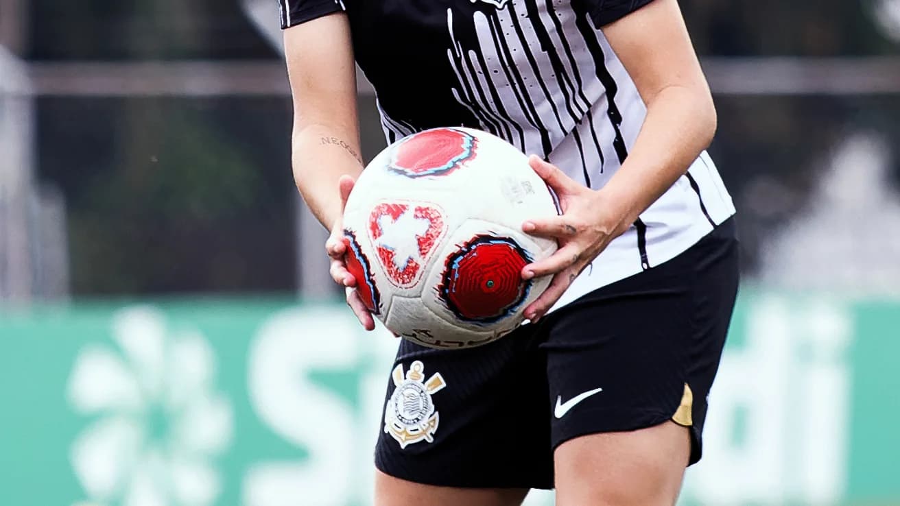 Jogadora do Corinthians feminino segura a bola durante partida de arquivo