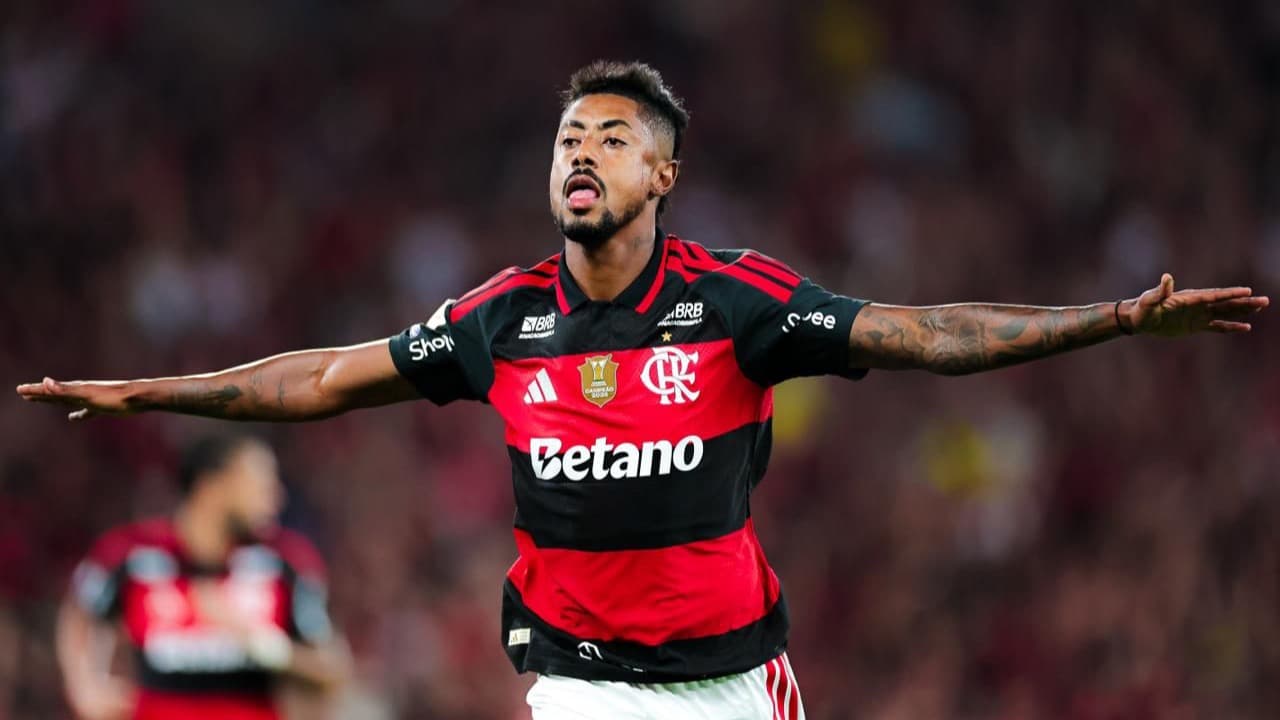 Bruno Henrique comemora com os braços abertos após marcar o segundo gol do Flamengo contra o Vitória no Maracanã