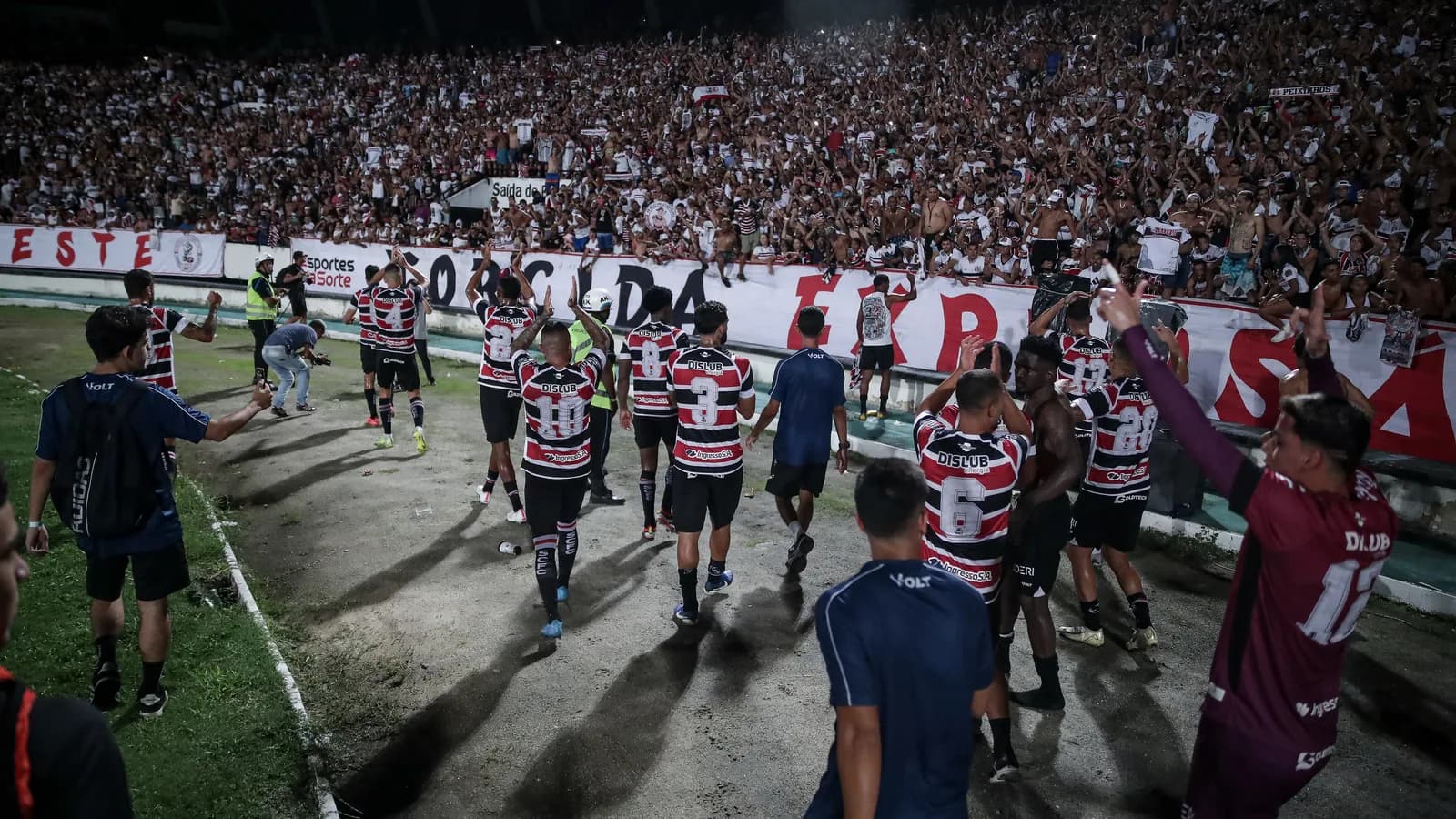 Jogadores do Santa Cruz comemoram em campo após vitória sobre o Sport