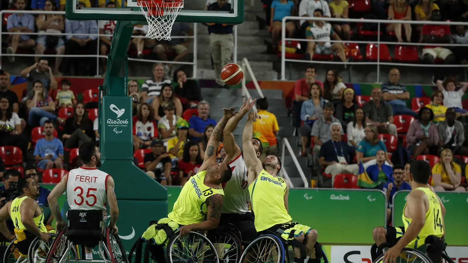 Jogadores de basquete em cadeira de rodas disputam bola sob a cesta em jogo do Brasil contra a Turquia (imagem de arquivo, Jogos Paralímpicos Rio 2016)