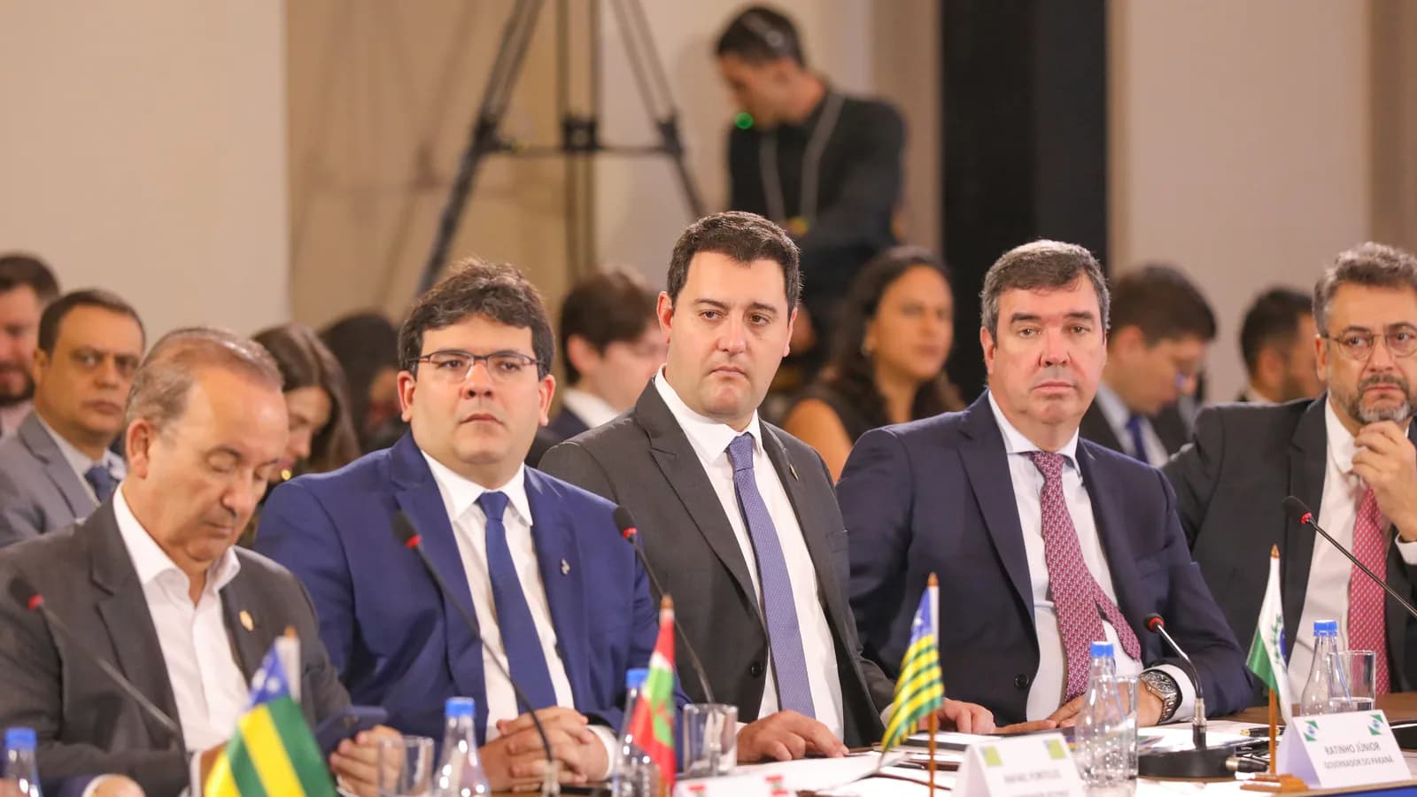 Governadores reunidos em mesa durante encontro do Fórum Nacional de Governadores em Brasília