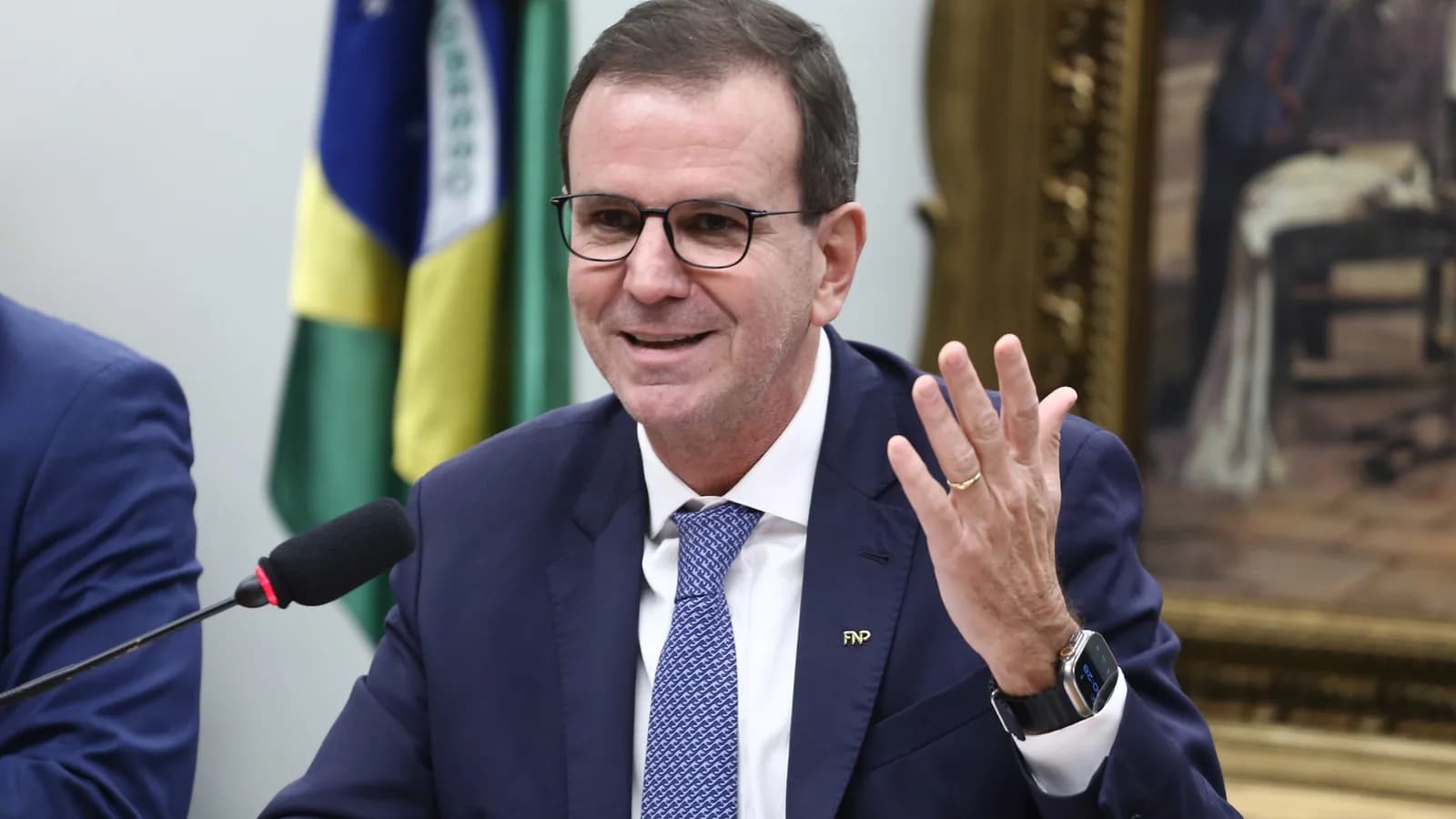 Eduardo Paes fala durante audiência pública, gesticulando