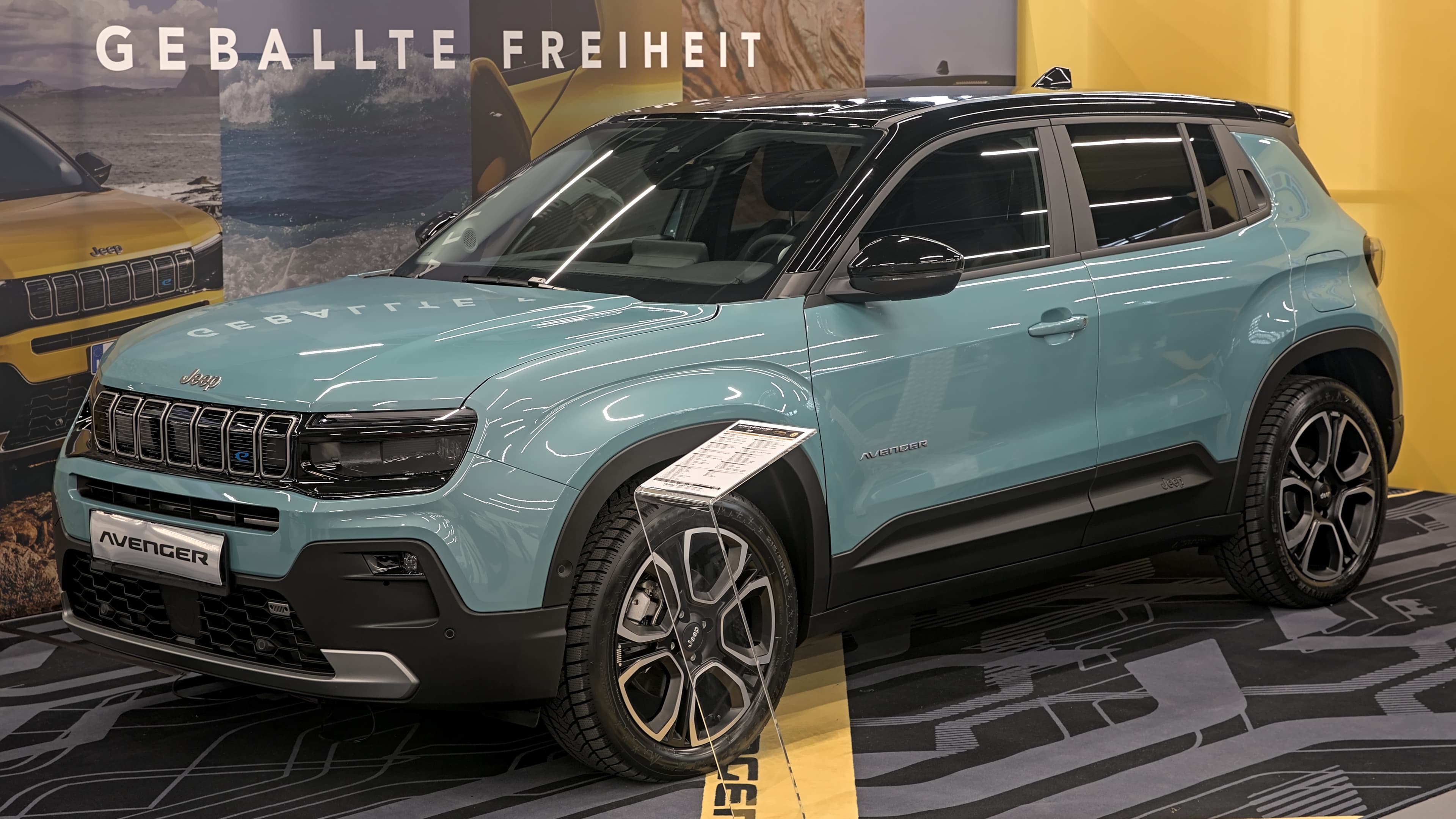 Jeep Avenger exposto em feira automotiva na Europa (foto de arquivo, modelo internacional)