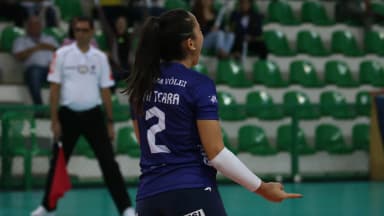 Jogadora do Praia Clube em quadra durante partida da Superliga Feminina de vôlei