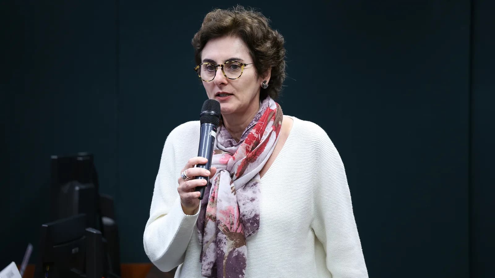 Mulher fala ao microfone durante audiência pública sobre obesidade na Câmara dos Deputados