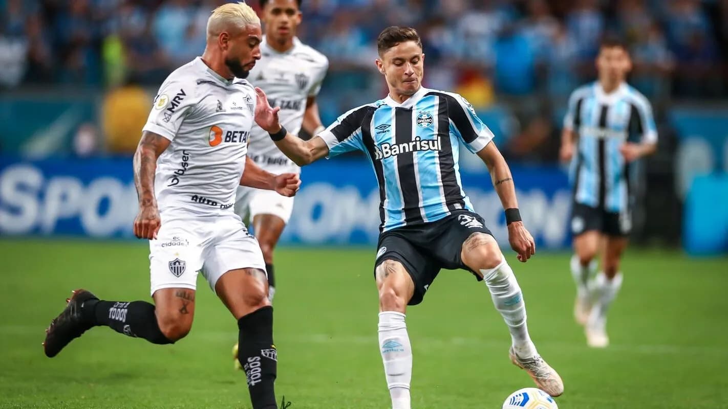 Jogador do Grêmio disputa bola em partida do Brasileirão