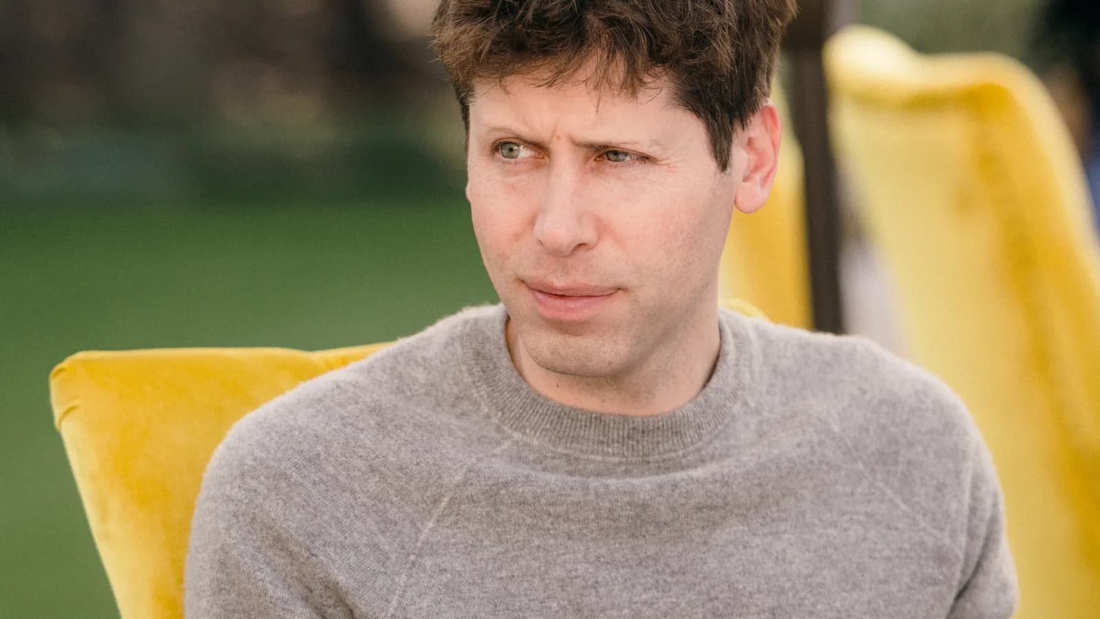 Sam Altman, CEO da OpenAI, em retrato ao ar livre