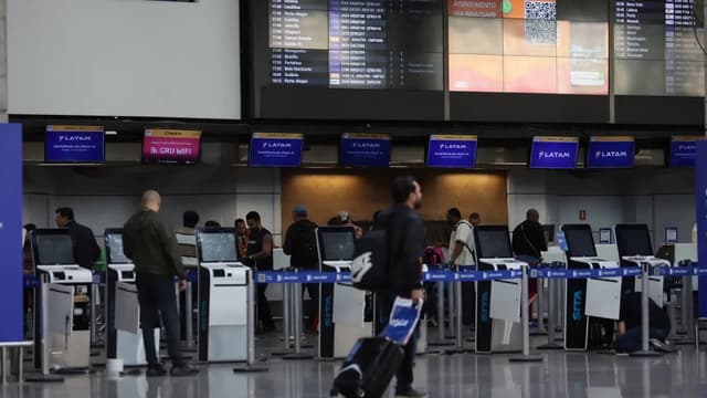 Movimento de passageiros diante dos balcões de check-in do Aeroporto Internacional de Guarulhos, em imagem de arquivo de outubro de 2025