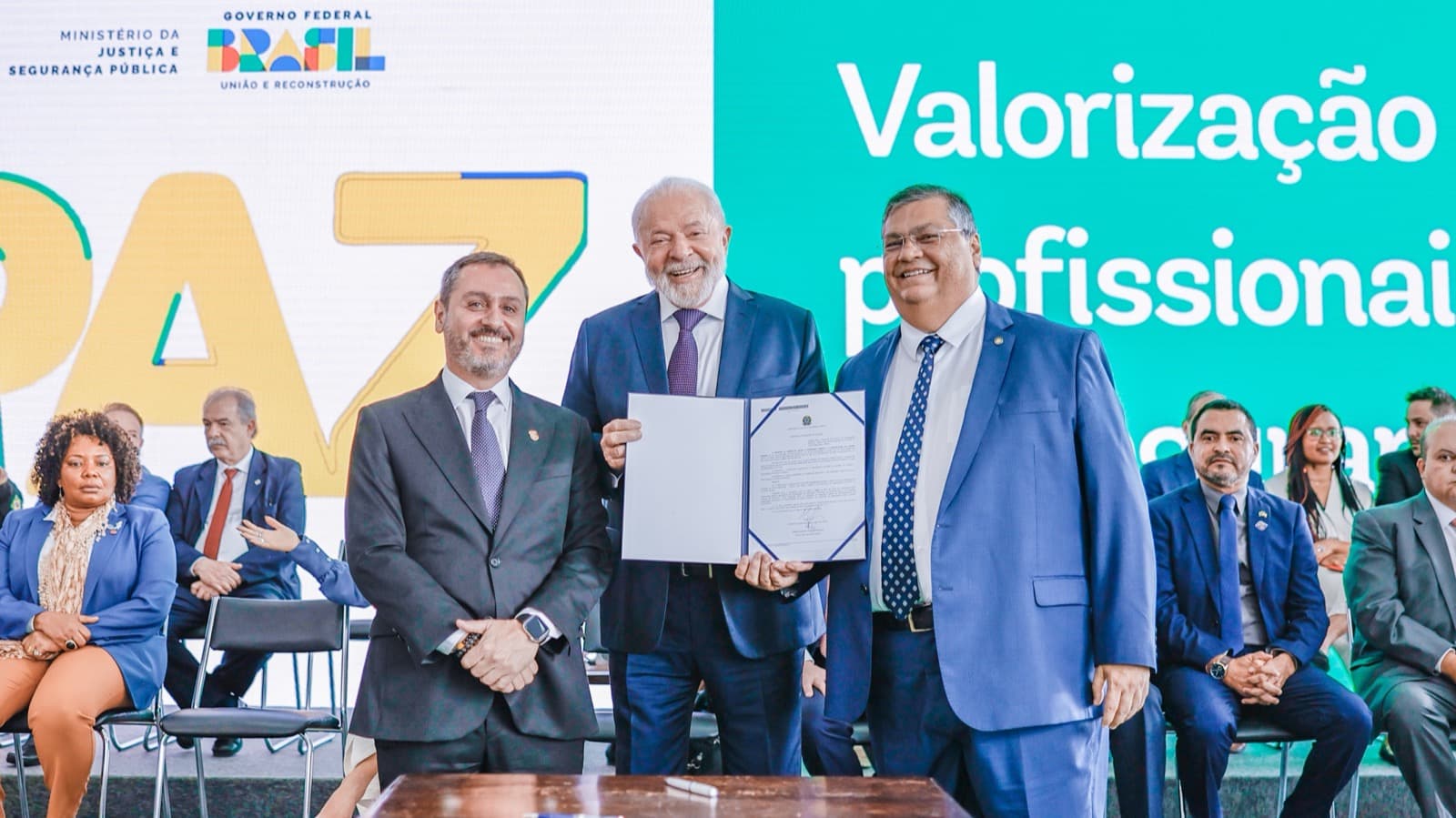 Foto de arquivo de julho de 2023: o presidente Lula segura um documento assinado ao lado do diretor-geral da Polícia Federal, Andrei Rodrigues, à esquerda, e do então ministro da Justiça e Segurança Pública, Flávio Dino, à direita, no Palácio do Planalto