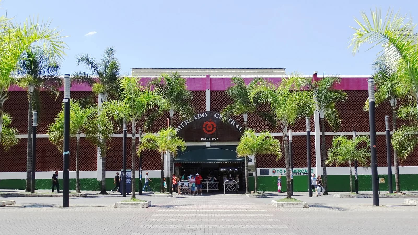 Fachada do Mercado Central de Belo Horizonte com visitantes na entrada