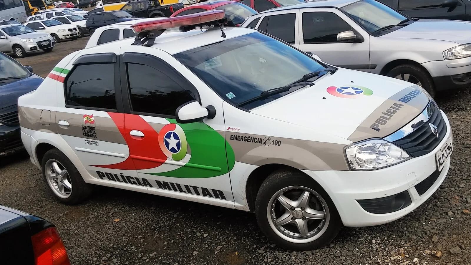 Viatura da Polícia Militar de Santa Catarina estacionada