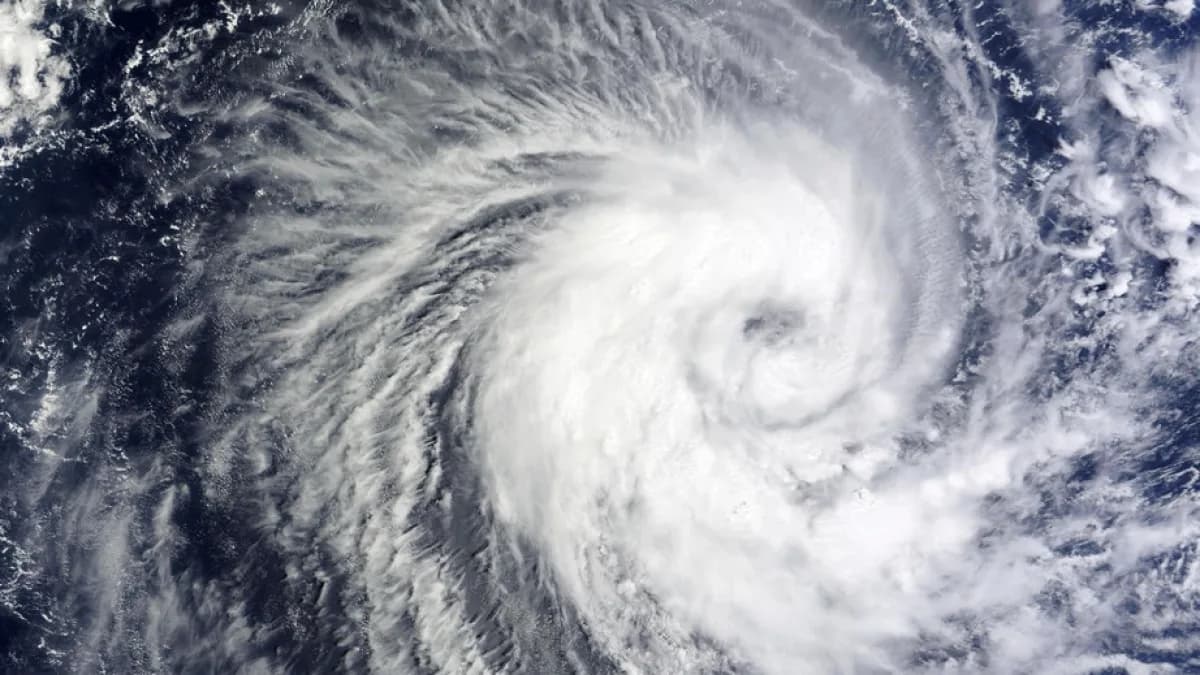 Furacão visto do espaço, com o olho da tempestade bem definido sobre o oceano