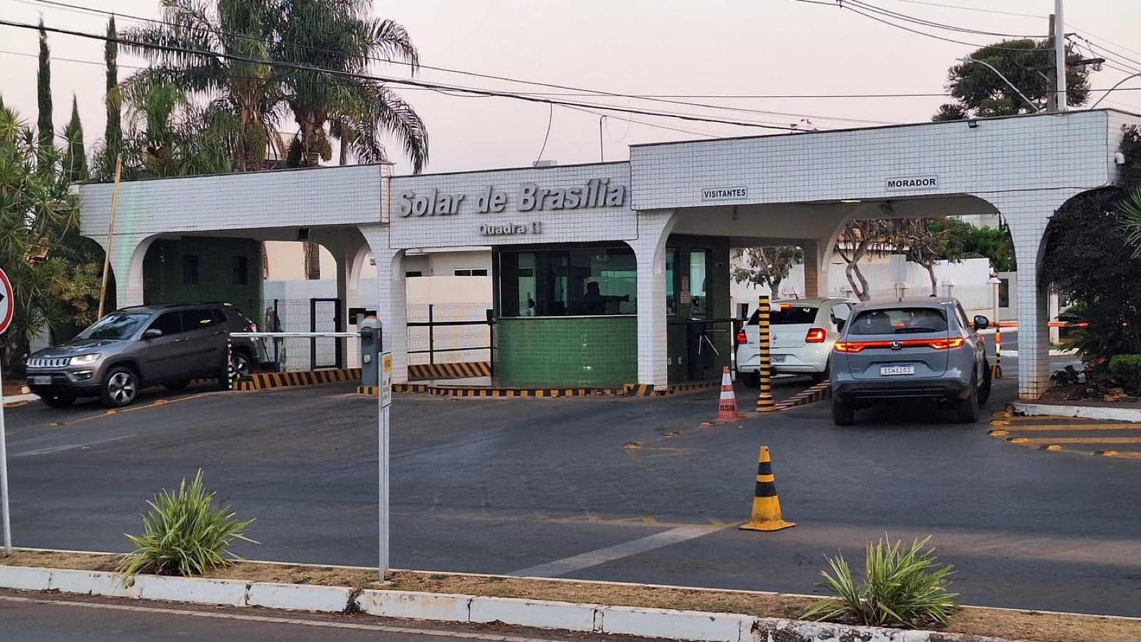 Entrada do condomínio Solar de Brasília, em Brasília, onde Jair Bolsonaro cumpre prisão domiciliar (foto de arquivo)