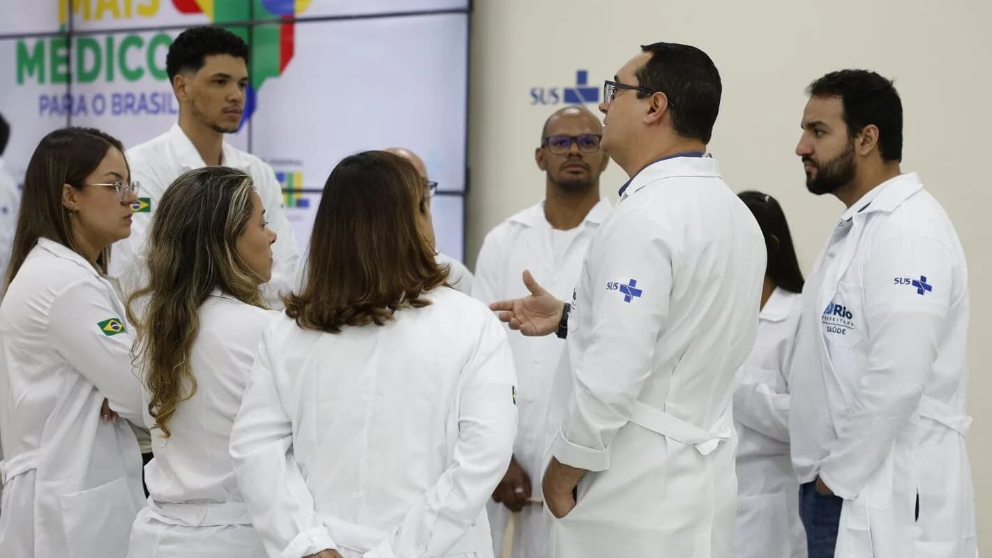 Médicos conversam durante atendimento, foto ilustrativa de contexto médico