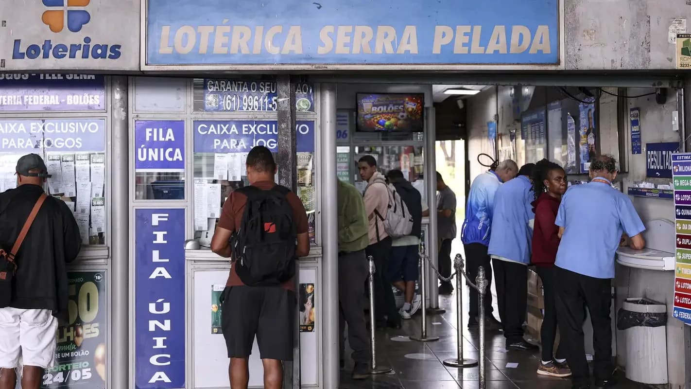 Apostadores em atendimento em uma casa lotérica da Caixa