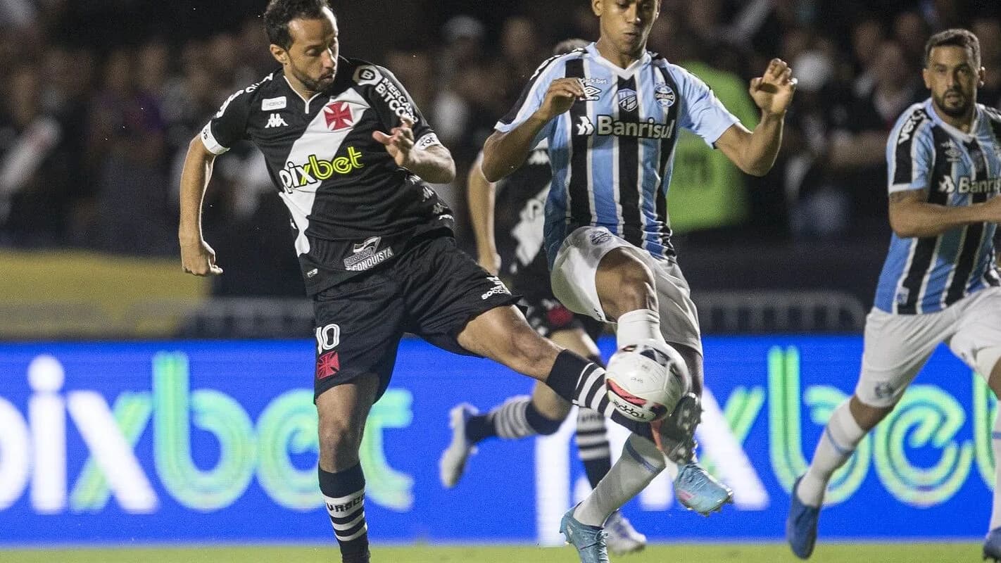 Jogador do Grêmio disputa bola em partida, em foto de arquivo do clube