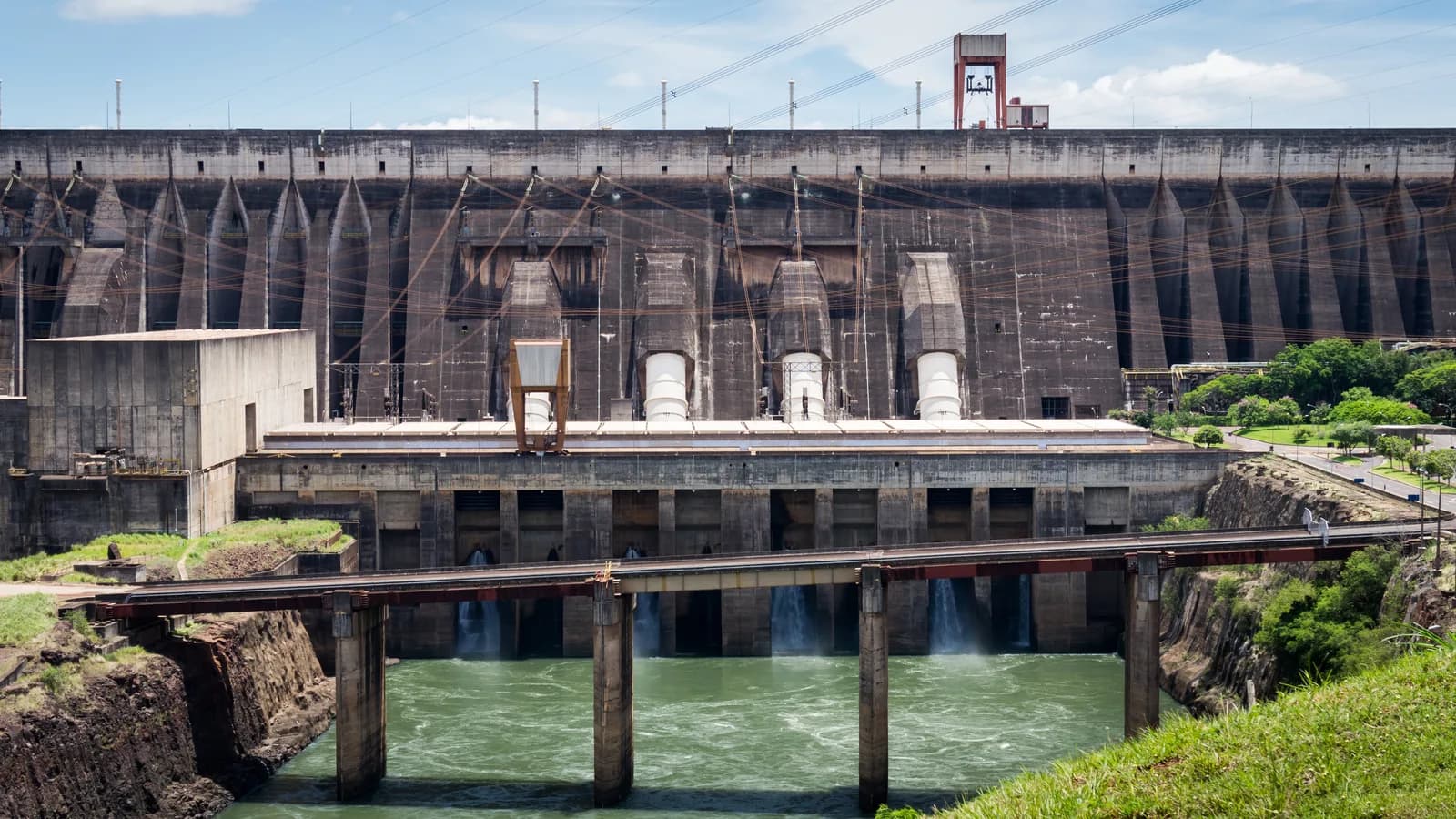Vista aérea da usina hidrelétrica de Itaipu, na fronteira entre Brasil e Paraguai