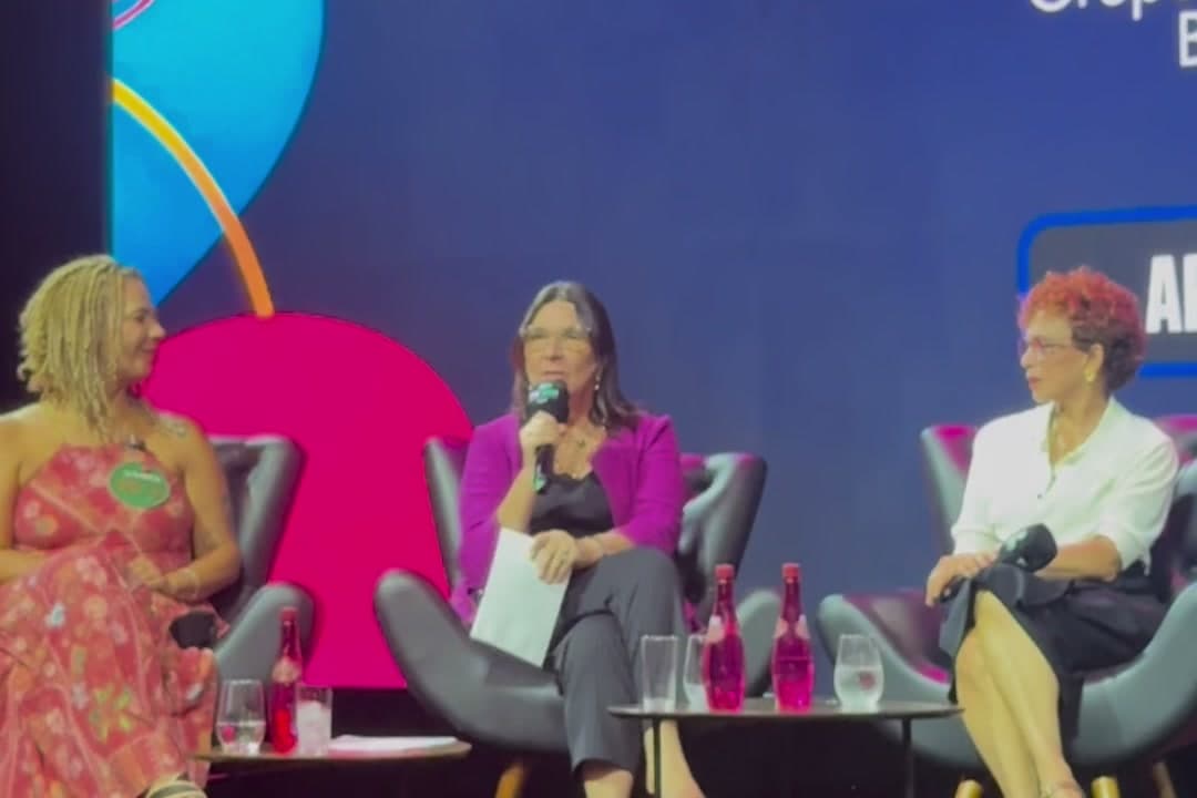 Áurea Carolina, Betânia Tanure e Marília Campos no palco do encontro do Grupo Mulheres do Brasil, na TV Sim Brasil, em Belo Horizonte