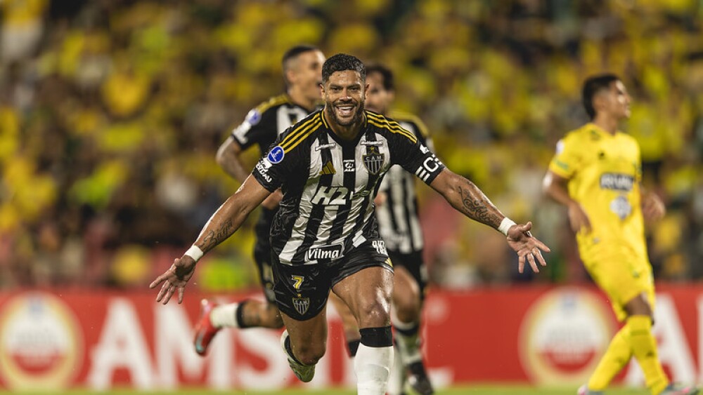Atlético supera expulsão, vence Bucaramanga e abre vantagem na Sul-Americana