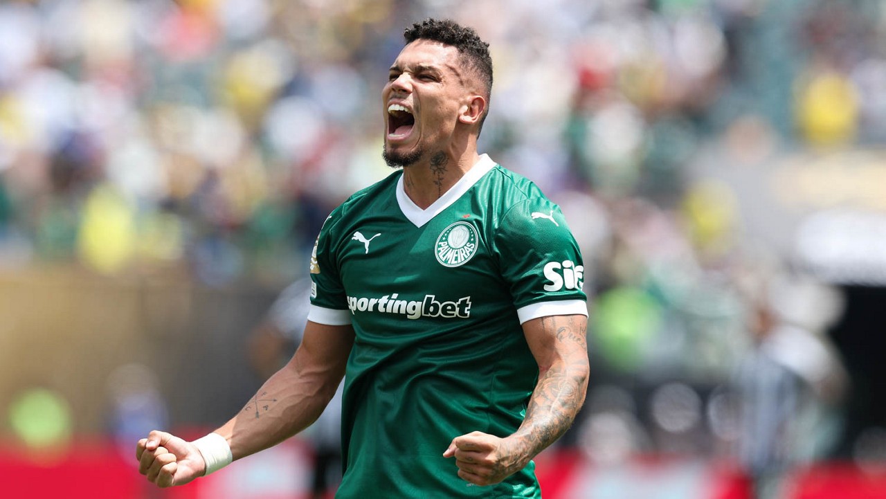 Paulinho notifica Atlético por dívidas pendentes