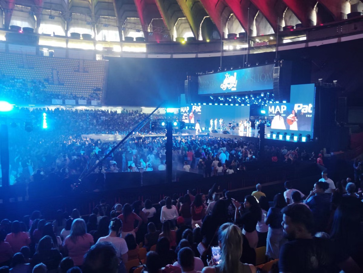 Padre Fábio de Melo emociona público no evento 'Cristo é Show'
