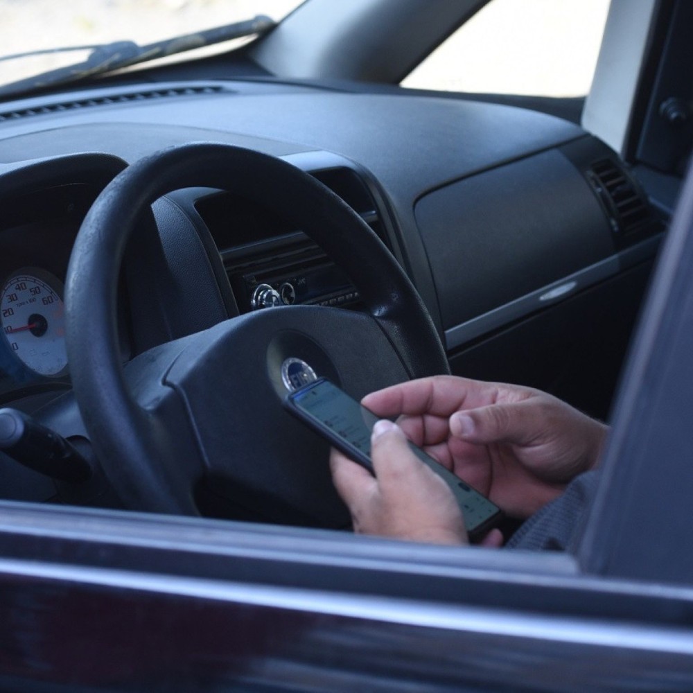 Uso de celular ao volante: entenda a legislação em Minas Gerais