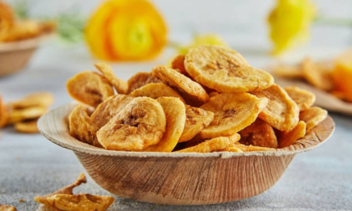 Chips na airfryer: snack crocante de banana e batata-doce