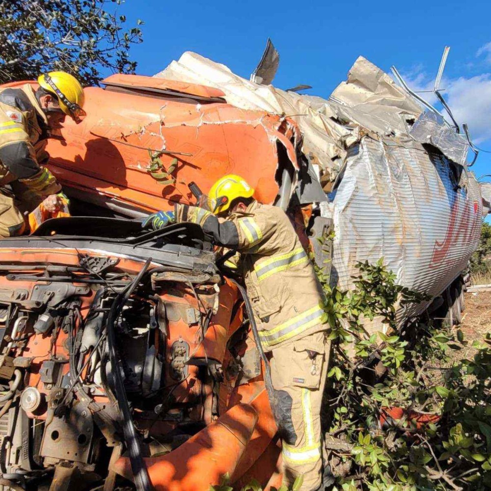 Acidente entre carreta e caminhão resulta em fatalidade na BR-251