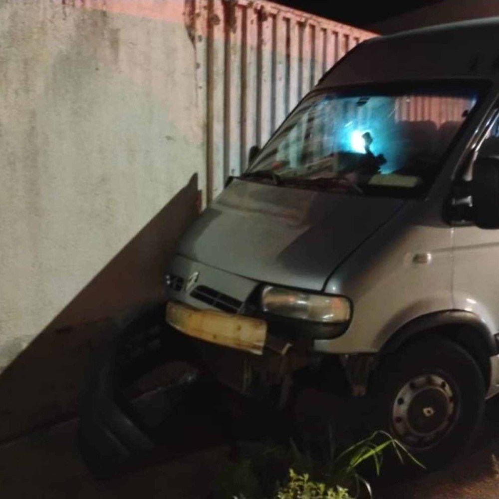 Motorista de van sofre infarto e colide com muro em Alfenas
