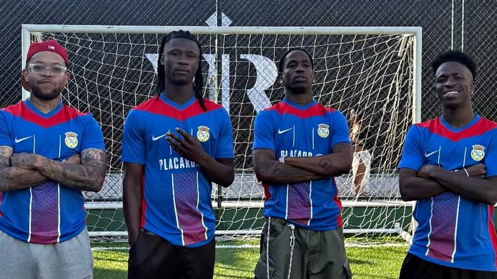 Vini Jr. aproveita festa e, ao lado de Travis Scott, divulga camisa de clube do qual é proprietário