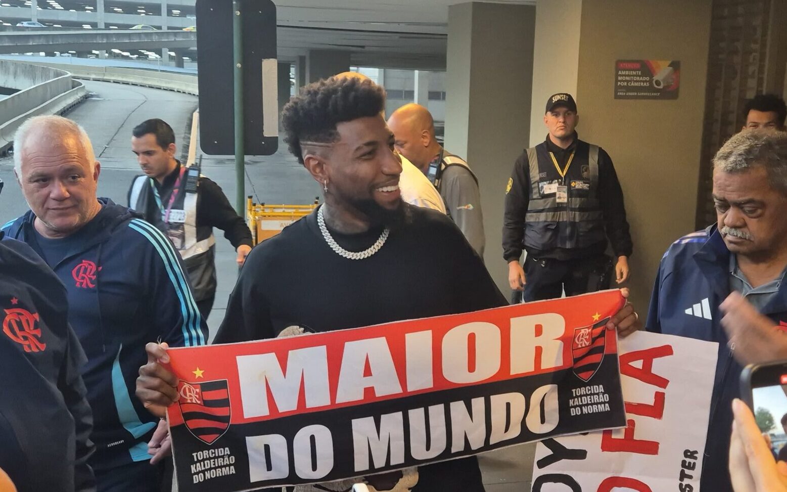 Emerson Royal desembarca no Rio para fechar com o Flamengo