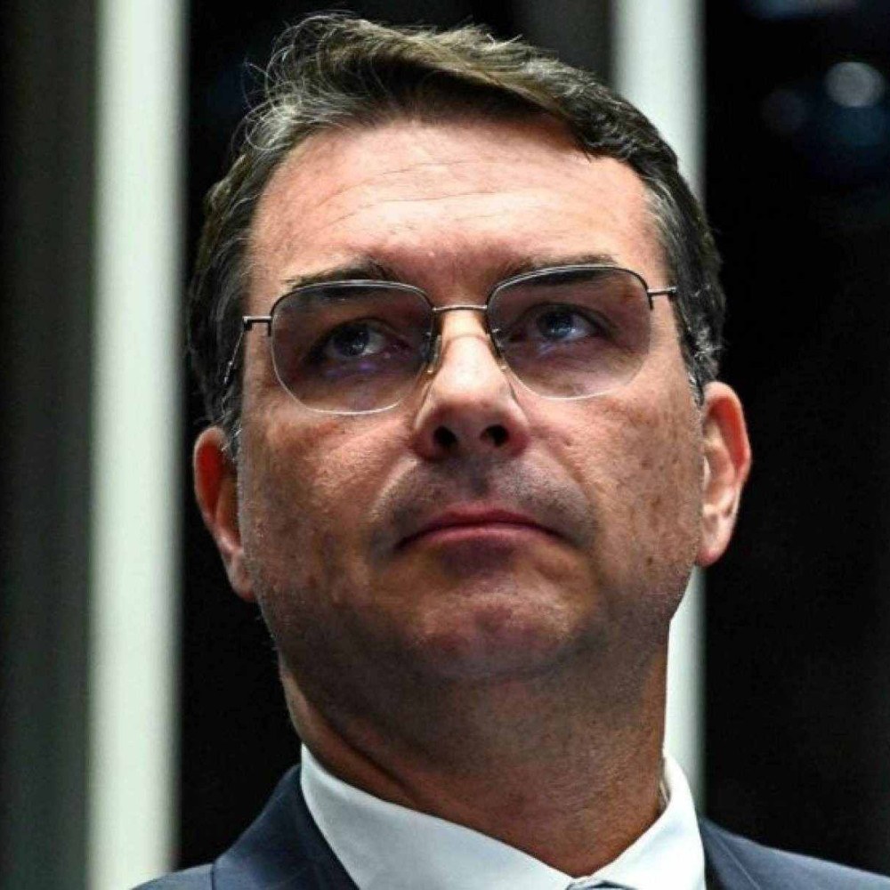 Flávio Bolsonaro defende Carla Zambelli e critica condenação