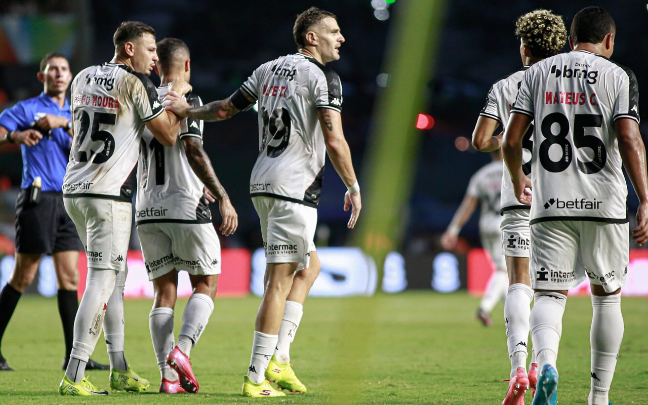 Vegetti garante invencibilidade do Vasco em jogo marcado por falhas defensivas