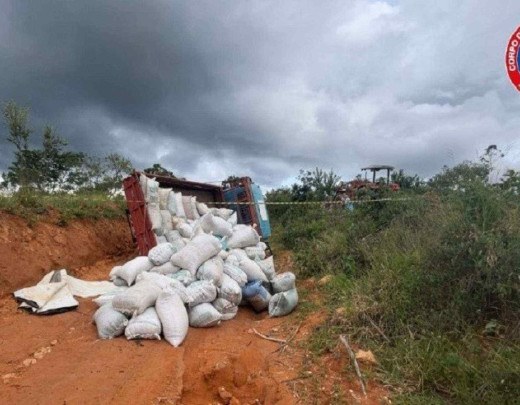 Caminhão capota e passageiro morre prensado entre cabine e solo