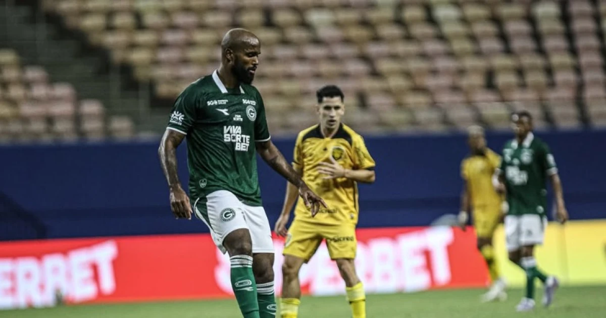 Goiás perde pênalti e cede empate ao Amazonas, mas mantém liderança na Série B