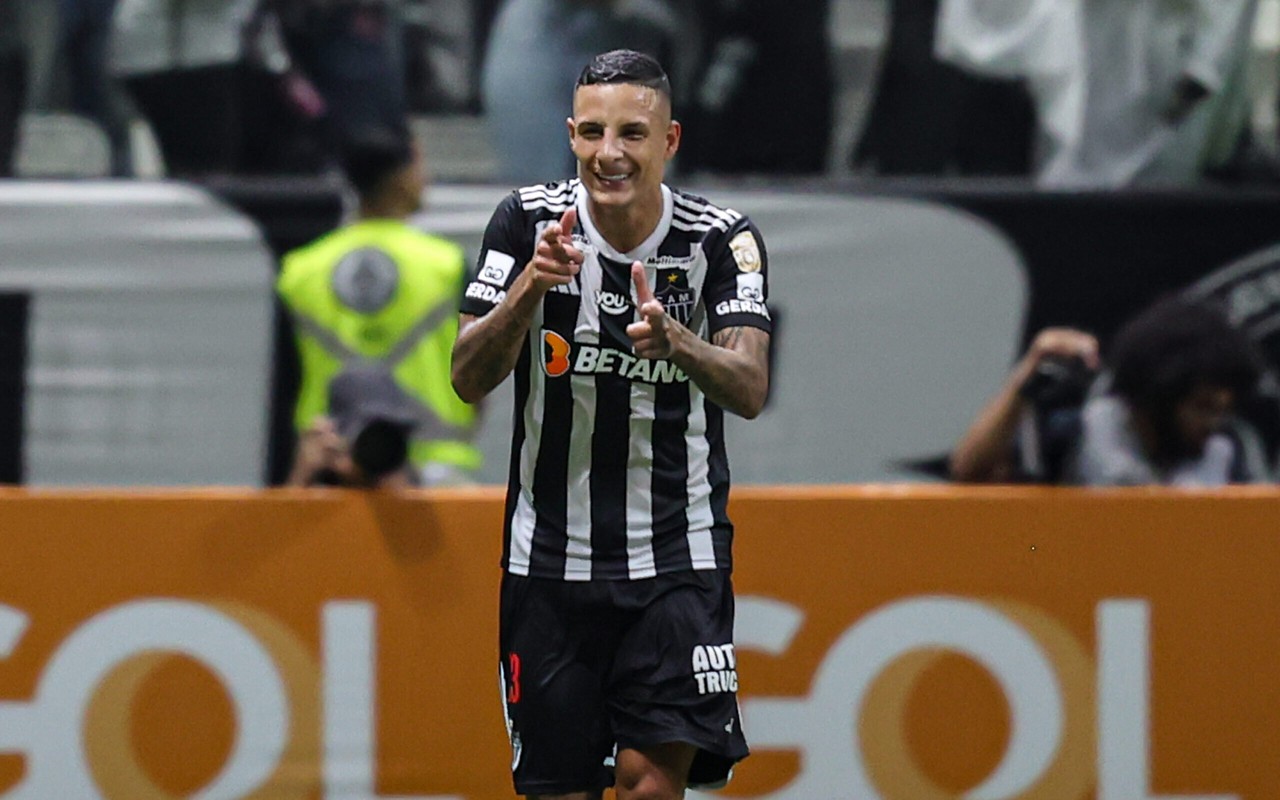 Atlético: Guilherme Arana é liberado pelo departamento médico e volta a ficar à disposição de Cuca