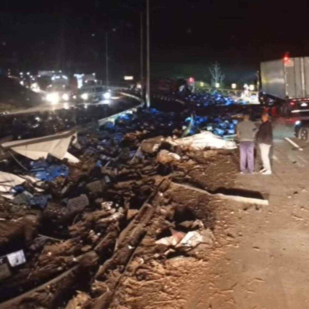 Acidente com carreta de cerveja fere motorista e interrompe BR-381