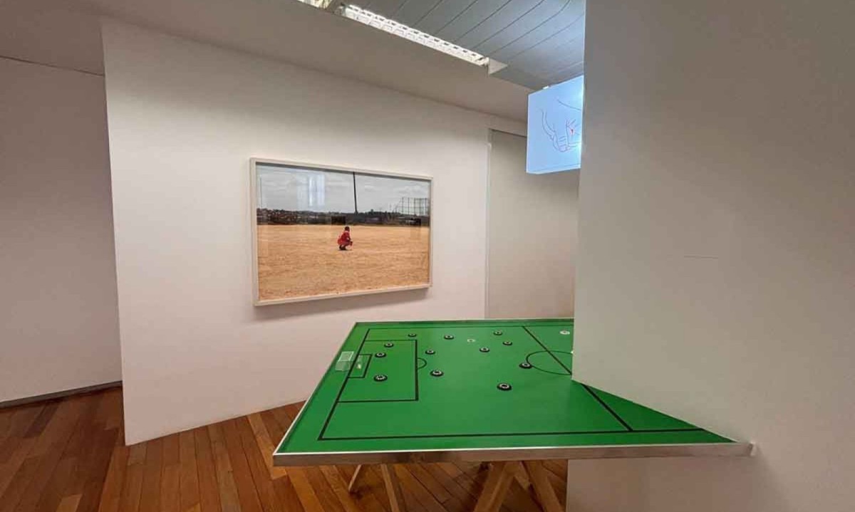 Froiid apresenta exposição 'Abaixa o braço' que questiona a guerra por meio de jogos e arte