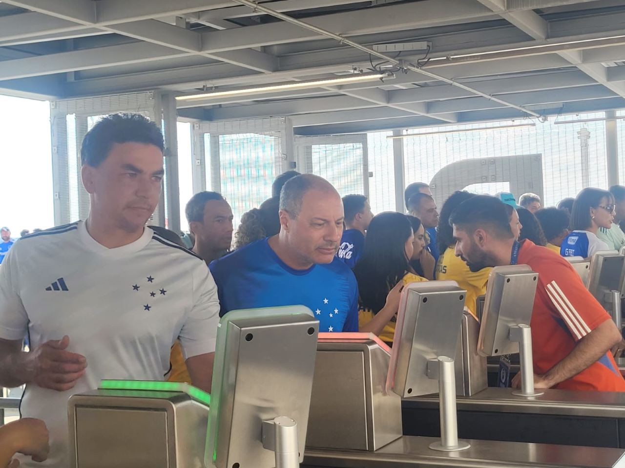 Torcedores do Cruzeiro enfrentam dificuldades com cadastramento facial para acesso ao Mineirão