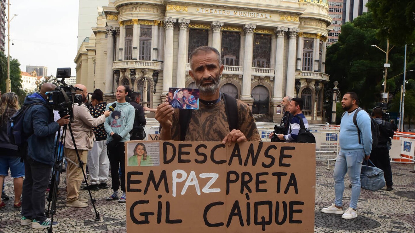 Adeus a Preta Gil: fãs se reúnem no Theatro Municipal do Rio para despedida