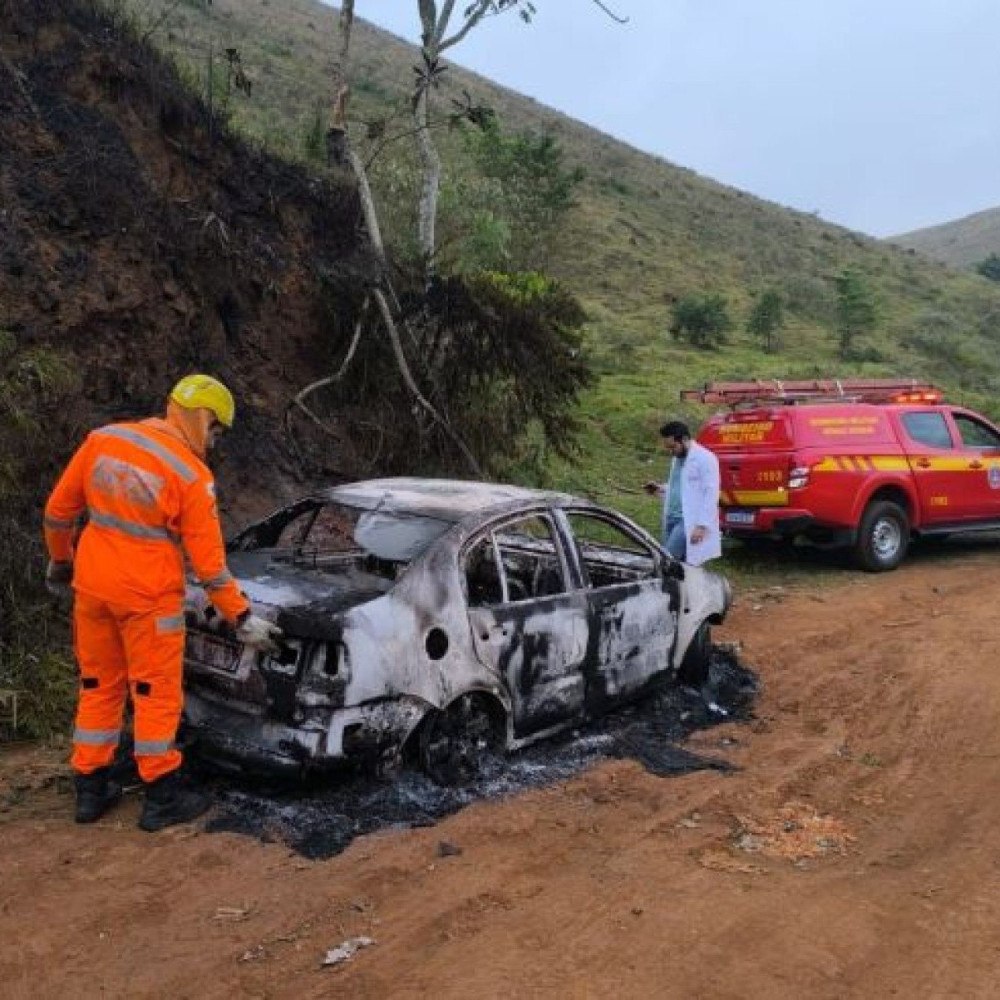 Ciclista encontra carro queimado e descobre corpo no porta-malas em MG