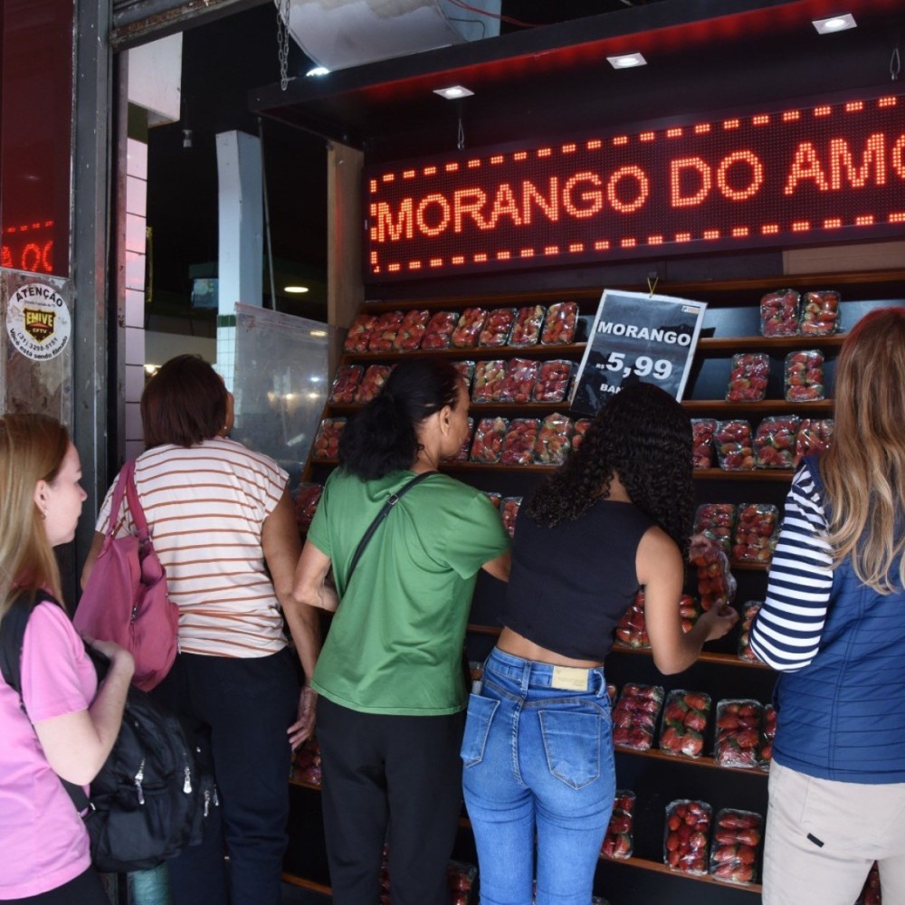 Morango do amor: doce viral provoca alta no preço da fruta