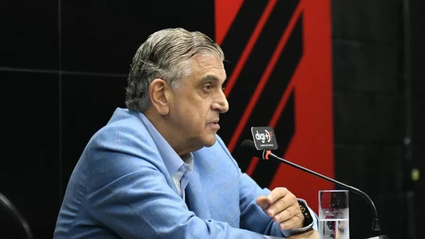 Petraglia, do Athletico-PR, revela motivo de ter carteira de sócio do Coritiba