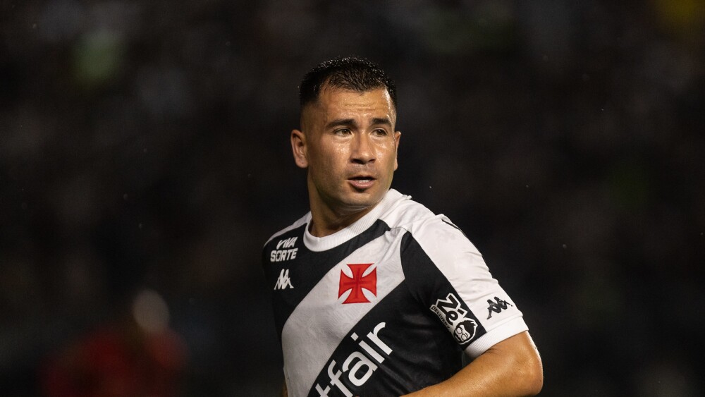 Vasco busca reduzir folha salarial e aguarda propostas por atacante chileno